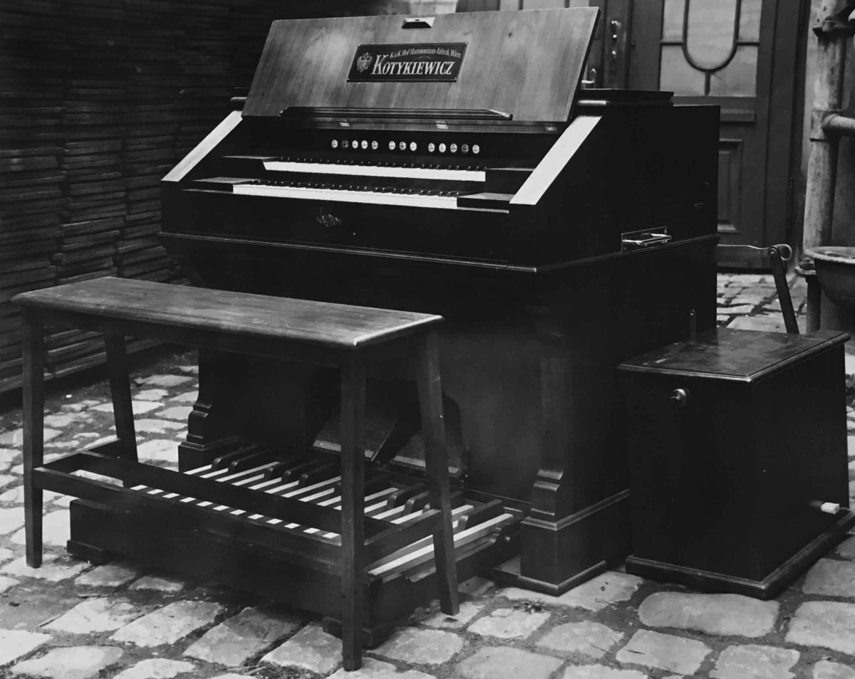 Harmonium mit elektrischen Antrieb des Lufthebels