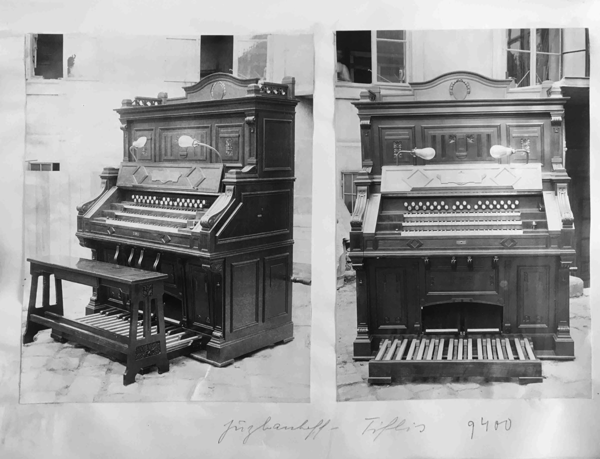 13 Stimmen, 3 Manuale, Pedal, Pedalkoppel, Percussion, Prologement Automant, großes Prologement, am 10.08. 1911 nach Tiflis (Name noch zu entziffern)