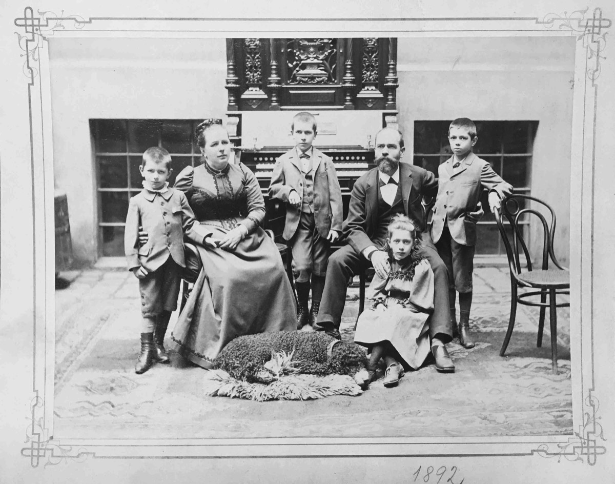 Familienfoto von 1892 Teofil sen. Theresia, Teofil jun.(Mitte), Emil (rechts), Ludwig (links) Olga vor Ihrem Vater, Familienhund!